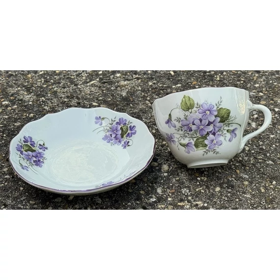 Ibolya mintás porcelán teáscsésze + alj